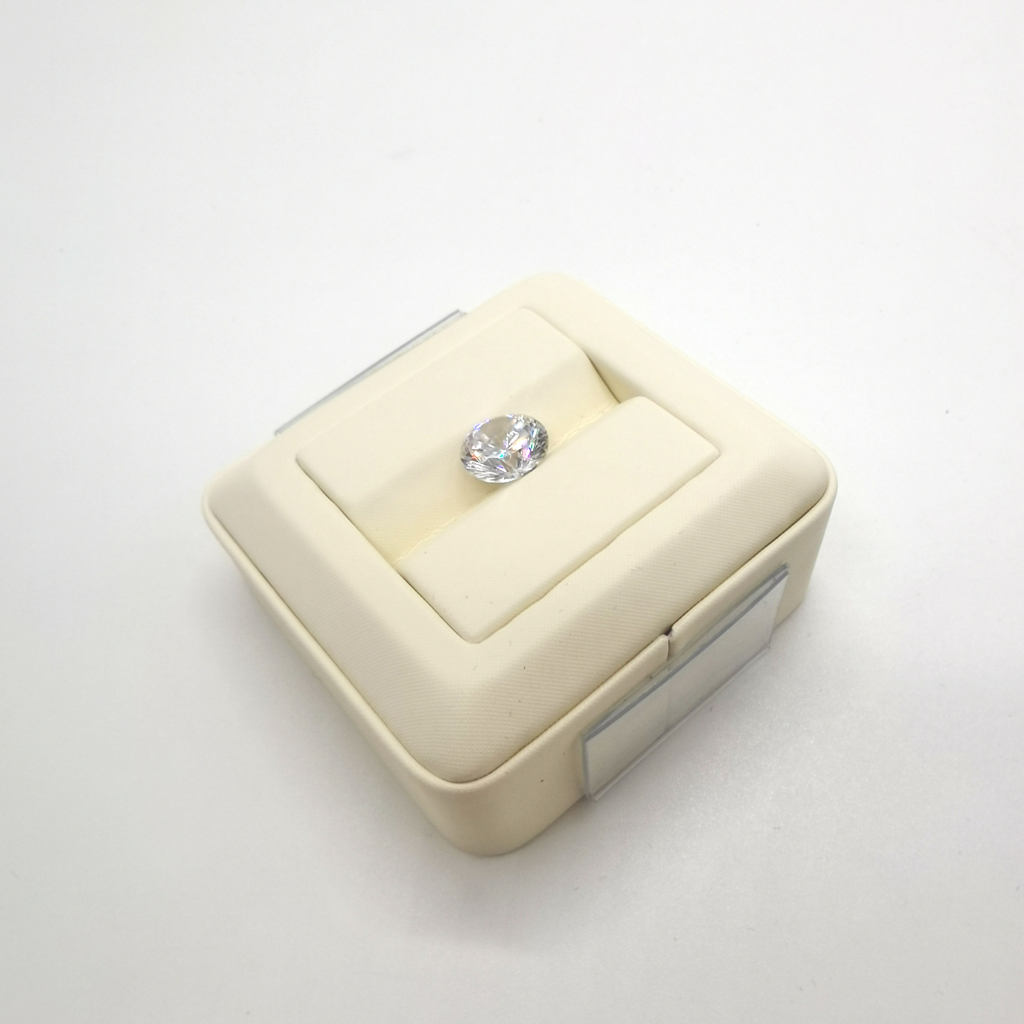 White Pu alawọ pẹlu MDF Gems àpapọ