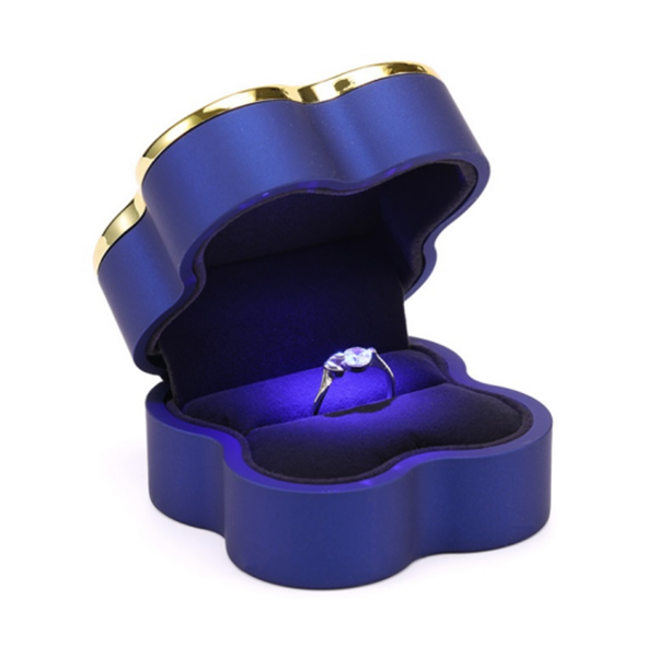 Kotak cincin warna biru