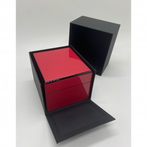 Caja de madera de color fucsia y negro.
