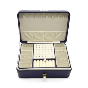  With a special lining to slow down oxidation - a high-quality leather jewelry box for silver and precious metals. 