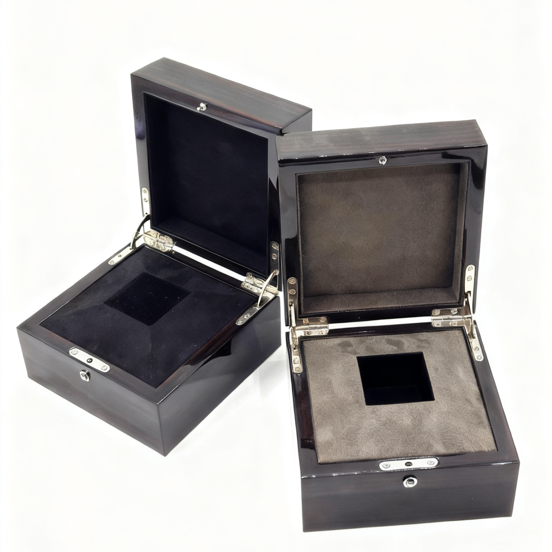 Wood has always been a classic choice for high-end jewelry packaging. Maple, walnut, and bamboo are particularly favored for their natural grain and solid texture.