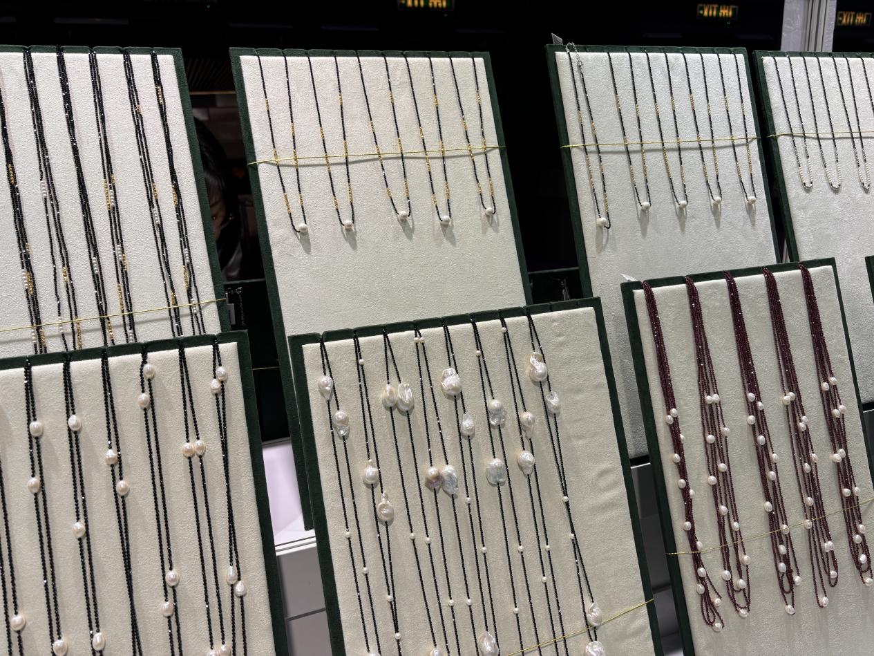 MAKE YOUR JEWELRY DISPLAY MORE ELEGANT AND REFINED