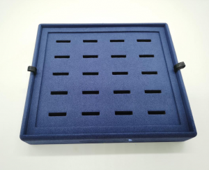 The slot-type tray designed specifically for rings can display a whole row of rings, making it easy for customers to browse and select quickly.