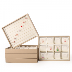 Acrylic is transparent and lightweight, making it a representative material for modern packaging. Its transparent appearance allows for intuitive display of jewelry details.