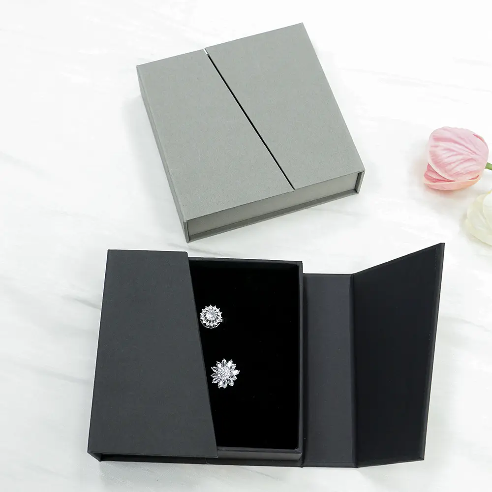 The packaging of jewelry