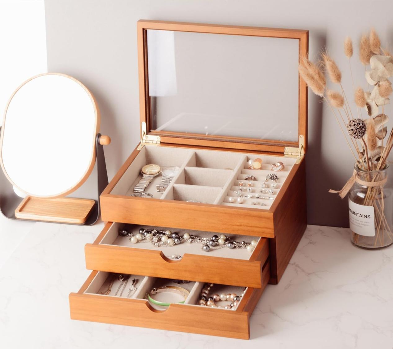In modern society, wooden jewelry storage boxes are becoming increasingly popular because they not only protect your jewelry, but also highlight your jewelry's style and are more durable.