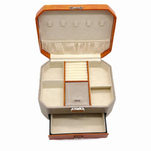  This drawer-style leather jewelry box features a multi-layered design and is lined with soft velvet, making it ideal for everyday home use and jewelry display.