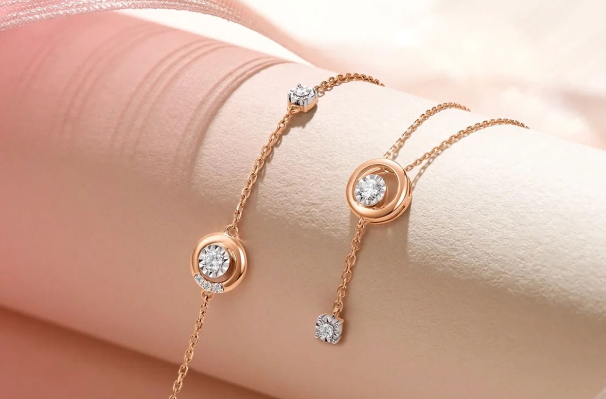 integration of jewelry display sets with brand identity