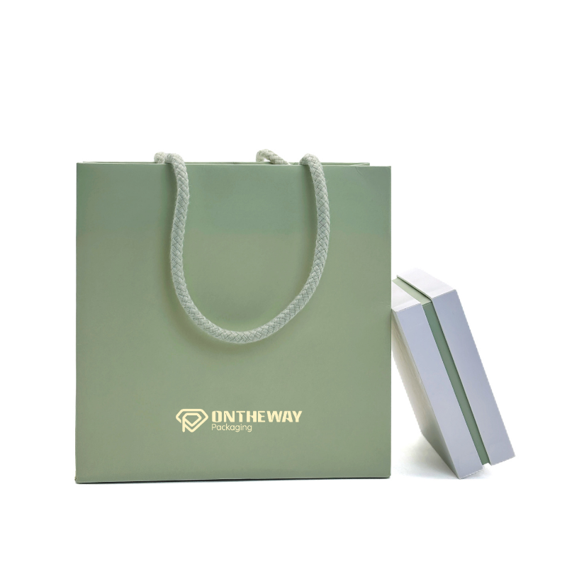 The jewelry paper bag is compact and sturdy, perfect for ring boxes, necklace boxes or watch boxes, and features a velvet rope handle and embossed logo for a refined and upscale look.