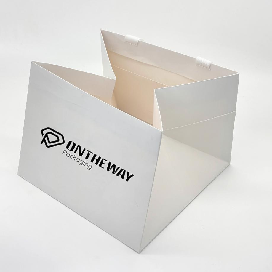 Folding paper bags have a foldable structure for easy storage and transportation - a great choice for brands that need to save space and have flexible packaging requirements.