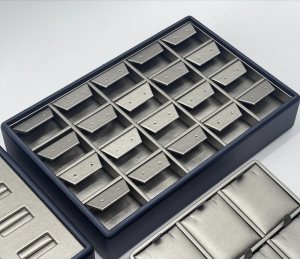 Multi-hole/grid or card-type earring trays are convenient for sorting large quantities of earrings/studs and displaying pairs of earrings at the same time. 