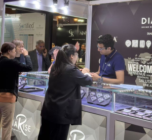 Before production begins, our sales team will communicate with you in detail, including the display environment (store/exhibition/display case), gemstone type, size, quantity, desired materials, and budget range.